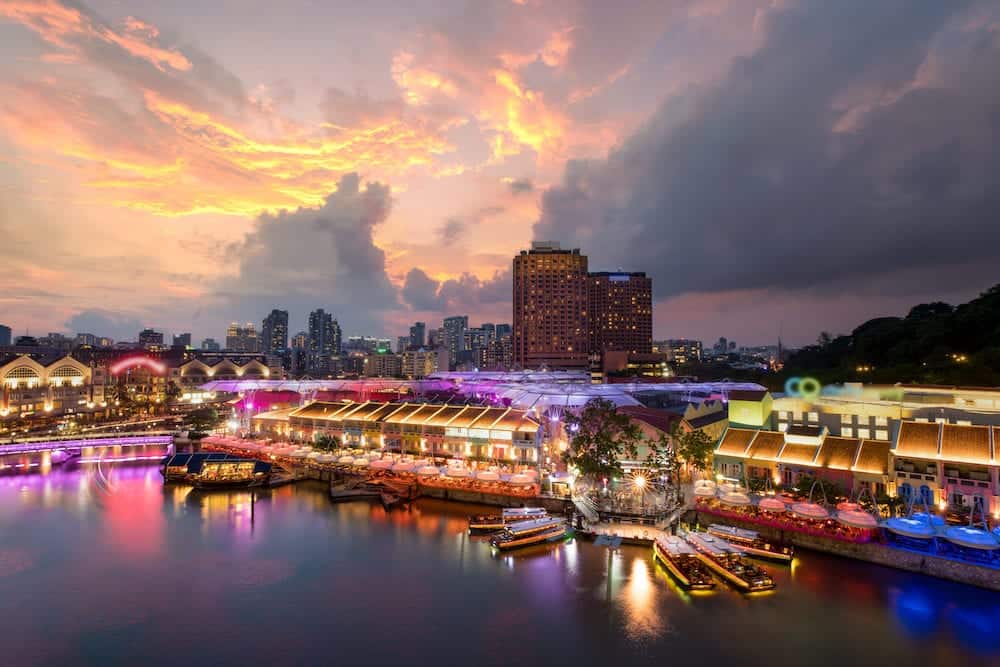 Barevné osvětlení budov v noci v Clarke Quay, Singapur. Clarke Quay je historické nábřeží v Singapuru.