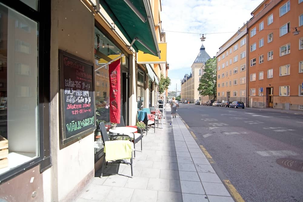  STOCKHOLM, Svédország - szabadtéri kávézó a Sodermalm-ban Stockholmban, Svédországban.