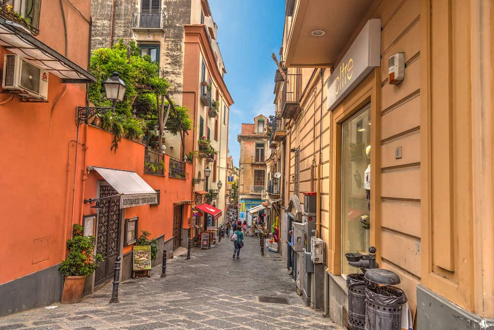 Sorrento, ITALIA - People in downtown Sorrento on a sunny day