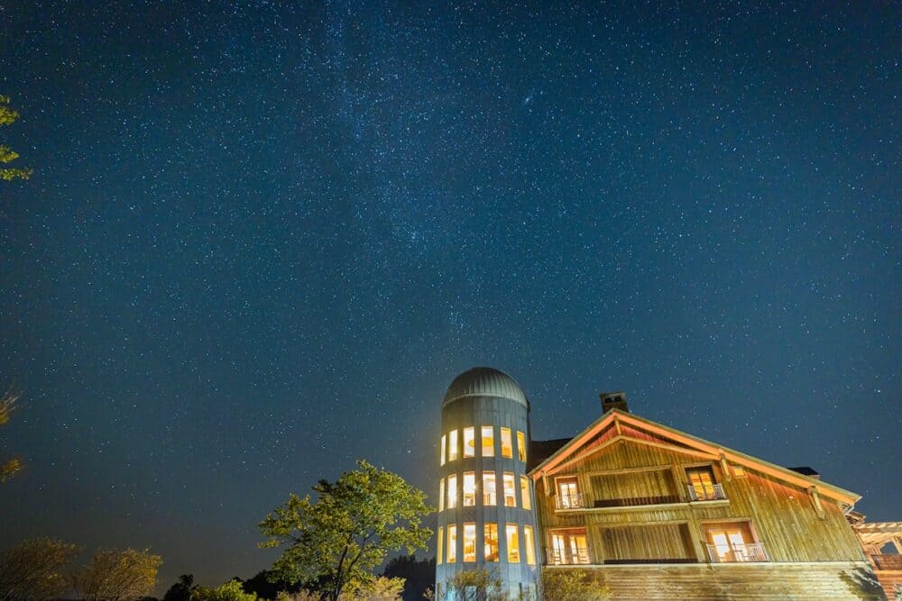 "歡迎來到異世界"。 Primland Resort 度假村坐落在維吉尼亞州藍嶺山脈中心的美麗莊園內，擁有壯麗的景色、山頂小屋、優雅的餐廳、會議設施和各種休閒活動，等待著您的光臨。