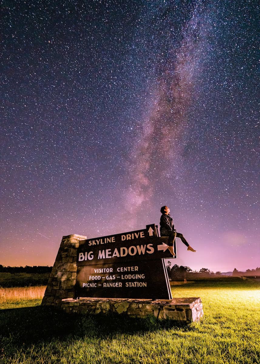 大草甸 (Big Meadows) 是雪蘭多國家公園 (Shenandoah National Park) 的休閒區，位於天際大道 (Skyline Drive)。每年指定特定的天數 "夜空" 晚上在大草甸，遊客可以與業餘天文學家一起觀看他們關於控制光污染的演示，同時透過望遠鏡觀察星星。